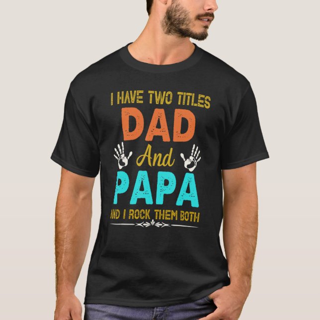 Camiseta Tengo Dos Títulos Papá Y Papa Tee Y Yo Los Rocío (Anverso)
