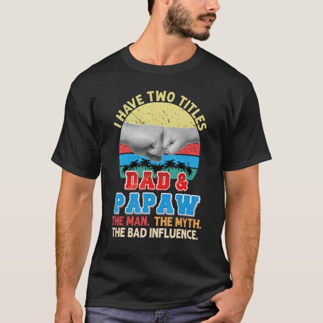 Camiseta Tengo Dos Títulos Papá Y Papaw The Man Myth Bad I (Anverso)
