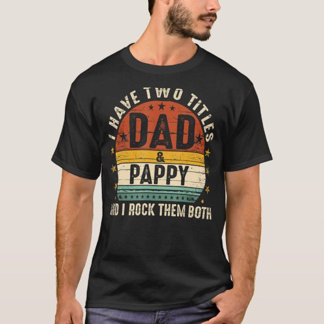 Camiseta Tengo Dos Títulos Papá Y Pappy Les Rocío Ambos V (Anverso)