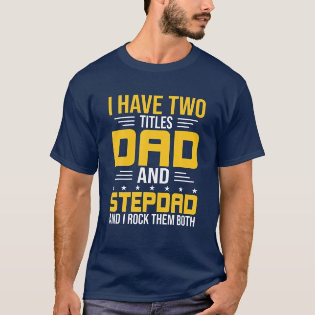 Camiseta Tengo Dos Títulos Papá Y Stepdad. (Anverso)