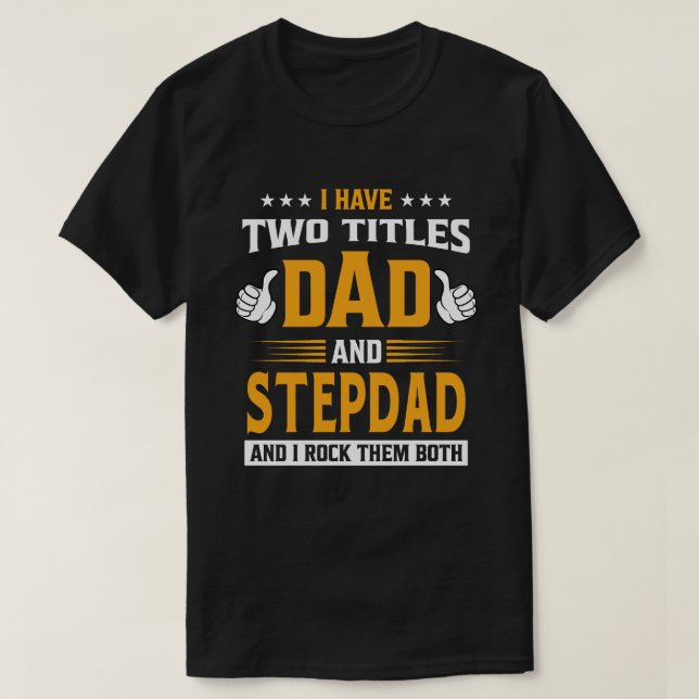 Camiseta Tengo Dos Títulos Papá Y STEPDAD Y Los Rocío (Diseño del anverso)
