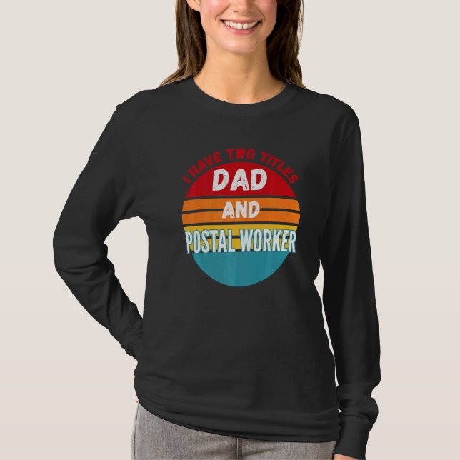Camiseta Tengo Dos Títulos Papá Y Trabajador Postal (Anverso)