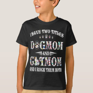 Camiseta Tengo Dos Títulos Perro Mamá Y Gato Mamá Divertido