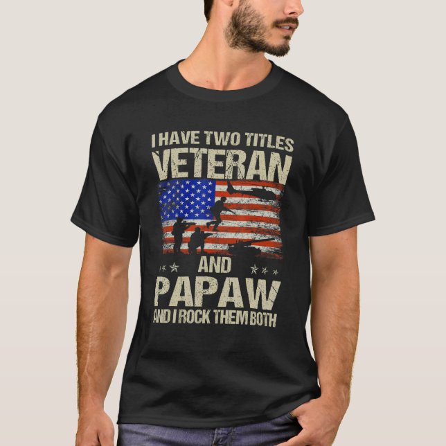 Camiseta Tengo Dos Títulos Veterano Y Papaw Y Me Rostro El (Anverso)