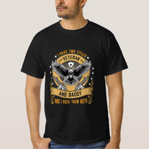 Camiseta Tengo dos títulos Veterano y Papi y yo rock