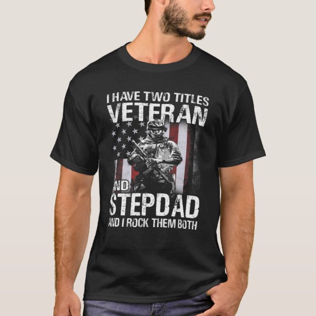 Camiseta Tengo Dos Títulos Veterano Y Stepdad Y Yo Rock T (Anverso)
