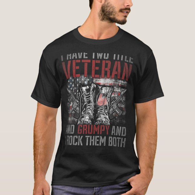 Camiseta Tengo dos títulos veteranos y grumpy orgullosos de (Anverso)