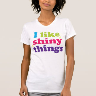 Camiseta Tengo gusto de cosas brillantes con cuello de pico