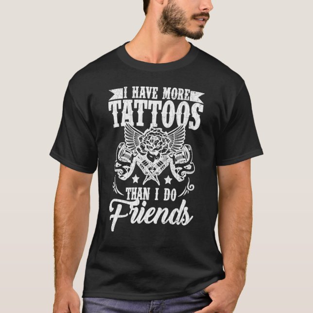Camiseta Tengo Más Tatuajes Gráfico Artista De Tatuajes (Anverso)