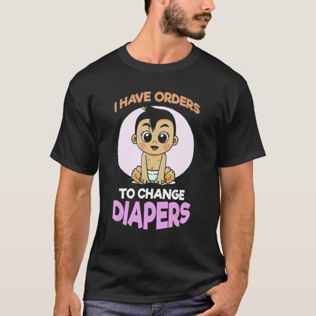 Camiseta Tengo Órdenes De Cambiar A Diapers De Nuevo Padre  (Anverso)