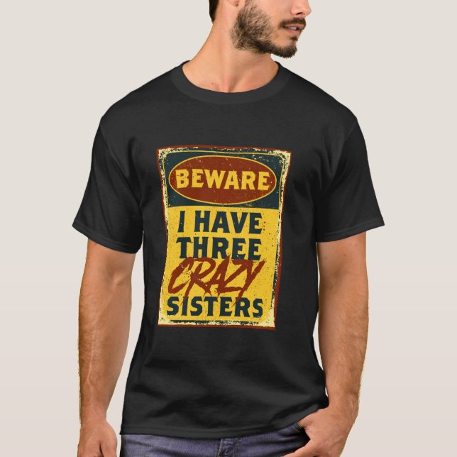 Camiseta Tengo Tres Hermanas Locas Ten Cuidado Con Una Adve (Anverso)
