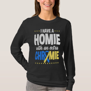 Camiseta Tengo un compa con un cromo de más t21 síndrome de