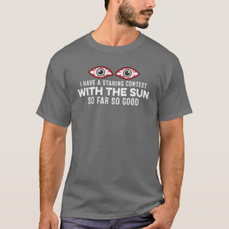 Camiseta Tengo un concurso de miradas fijas con el sol hast