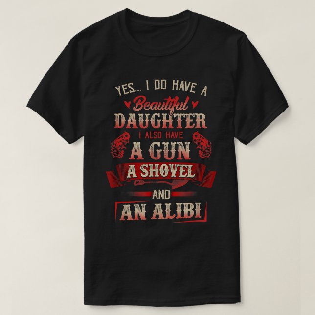 Camiseta Tengo Una Hija Hermosa, Una Arma, Una Pala Y Una A (Diseño del anverso)