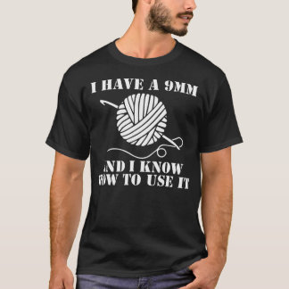 Camiseta Tengo una pistola de 9 mm y sé cómo usarla ganchil