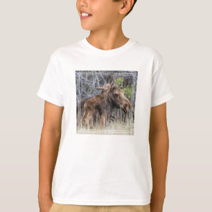 Camiseta Ternero de alce recién nacido acariciando a su mad
