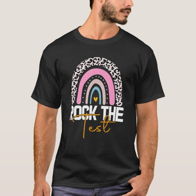 Camiseta Test Day Rock the Test Rainbow Leopard Teacher Stu (Anverso)