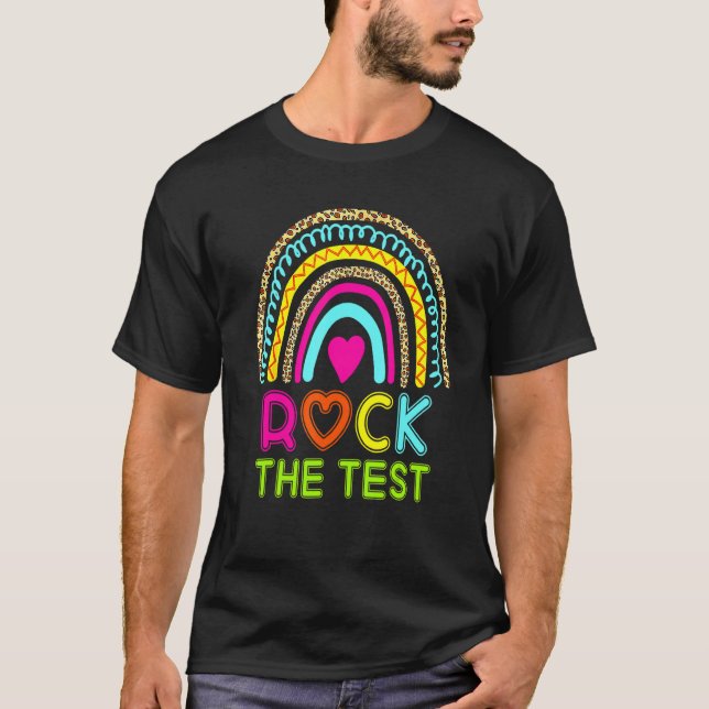 Camiseta Test Day Rock The Test Teacher Rainbow Testing Da (Anverso)