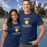 Camiseta Texas Pickleball Add Club, Personalizado de nombre<br><div class="desc">Muestra tu amor por Texas pickleball con esta impresionante camiseta de pickleball para clubes, equipos, socios o ropa de corte diaria. Sólo tienes que añadir tus 3 líneas de texto personalizado para hacer una camisa de pickleball totalmente única. Ideal para torneos, camisetas del club a juego o para dar a...</div>