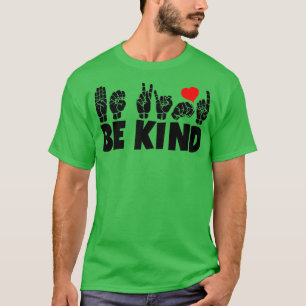 Camiseta Texto BE KIND y diseño ASL en blanco y negro 1