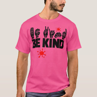 Camiseta Texto BE KIND y diseño ASL en blanco y negro 11