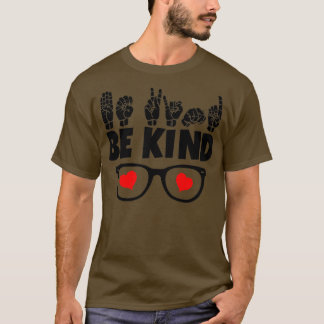 Camiseta Texto BE KIND y diseño ASL en blanco y negro 15
