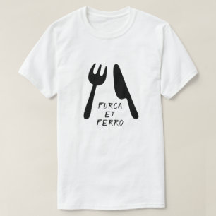 Camiseta Texto en latín: furca et ferro y tenedor y cuchil