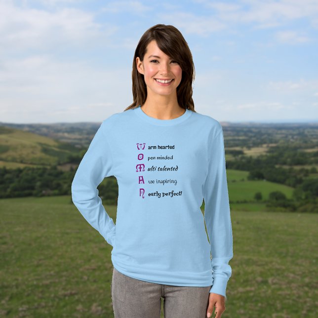 Camiseta Texto inspirador de MUJERES (Model is wearing long sleeve t-shirt in light blue)