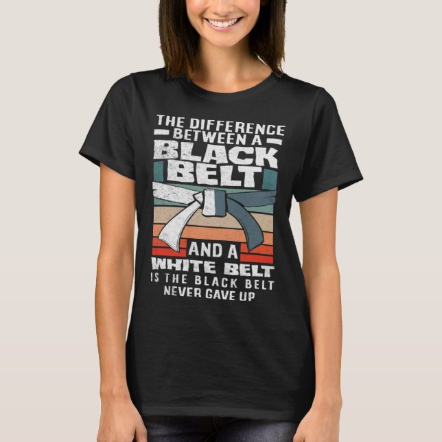 Camiseta The Black Belt Never Gave Up Karate Jiu Jitsu (Anverso)