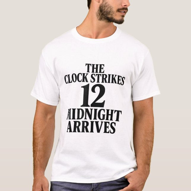 Camiseta The Clock Strikes 12 Midnight Arrives Meme  (Anverso)
