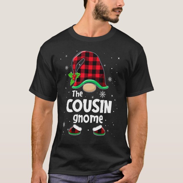 Camiseta The Cousin Gnome Buffalo Plaid Christmas Matching  (Anverso)