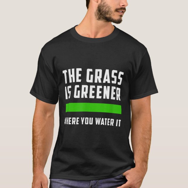 Camiseta The Gr Is Greener Where You Water It, Motivational (Anverso)