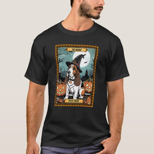Camiseta The Hermit Basset Hound Halloween Tarot Card (Anverso)