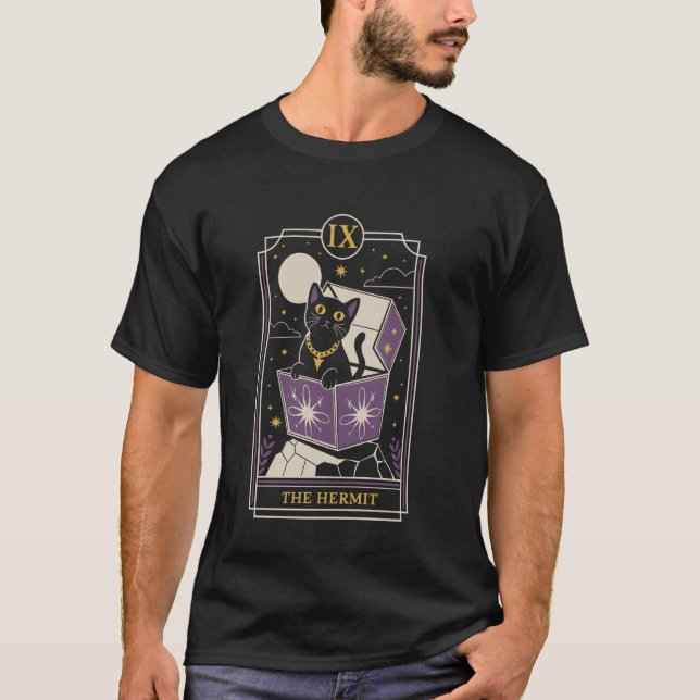 Camiseta The Hermit Tarot Card Cat In a Box Fortune Teller  (Anverso)