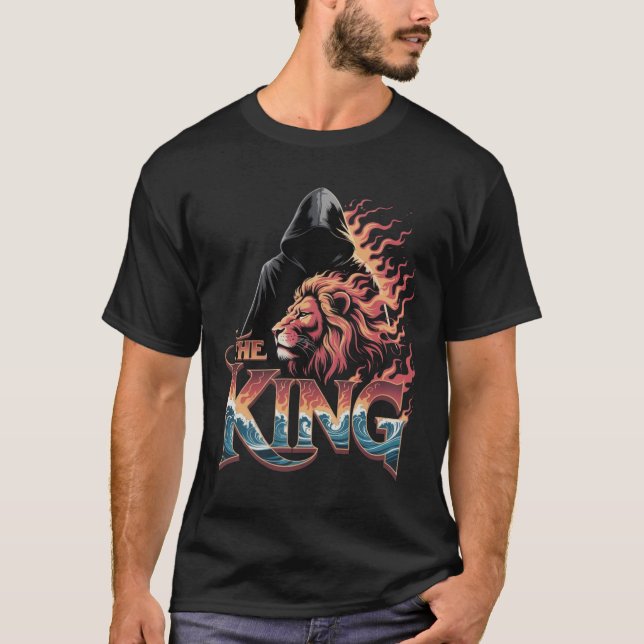 Camiseta The King's Fire: Hooded Guardian and Flaming Lion  (Anverso)