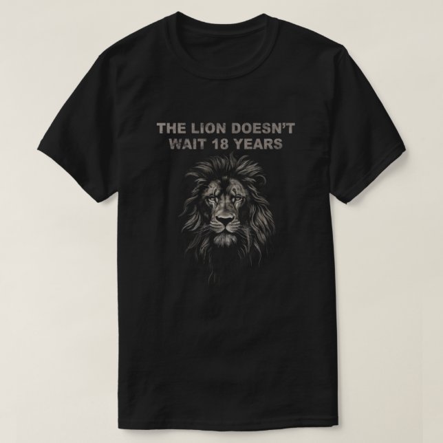 Camiseta The Lion Doesn’t Wait 18 Years (Diseño del anverso)