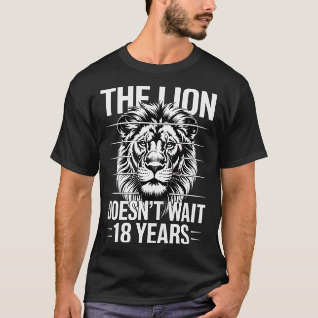 Camiseta The Lion Doesn't Wait 18 Years Funny Meme Gen Z Al (Anverso)