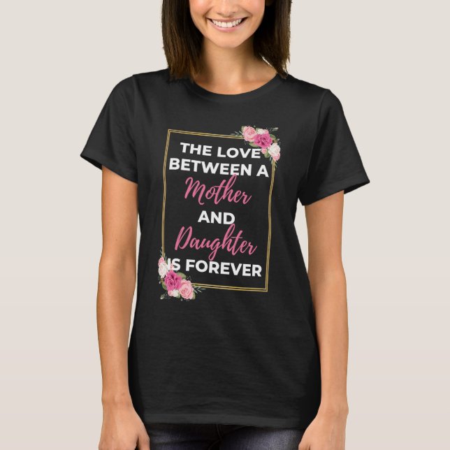 Camiseta The Love Between A Mother And Daughter Is Forever (Anverso)