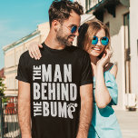 Camiseta The Man Behind The Bump Funny New Father<br><div class="desc">Diseño con frase " THE MAN BEHIND THE BUMP" con letras en tono plateado estilo vintage,  ideal para todos los nuevos papas del mundo,  ideal para regalar en dia del padre,  cumpleaños o en cualquier ocasion.No dude y adquiera la suya ahora</div>