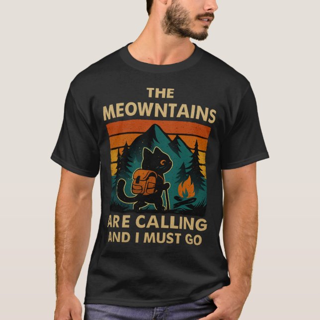 Camiseta The Meowntains Are Calling Hiking Camping Cat Love (Anverso)