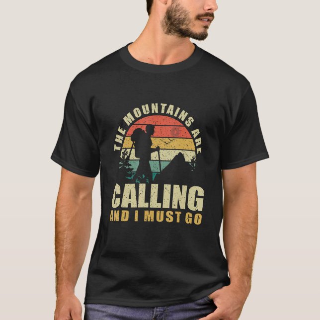 Camiseta The Mountains Are Calling And I Must Go. Hiking (Anverso)