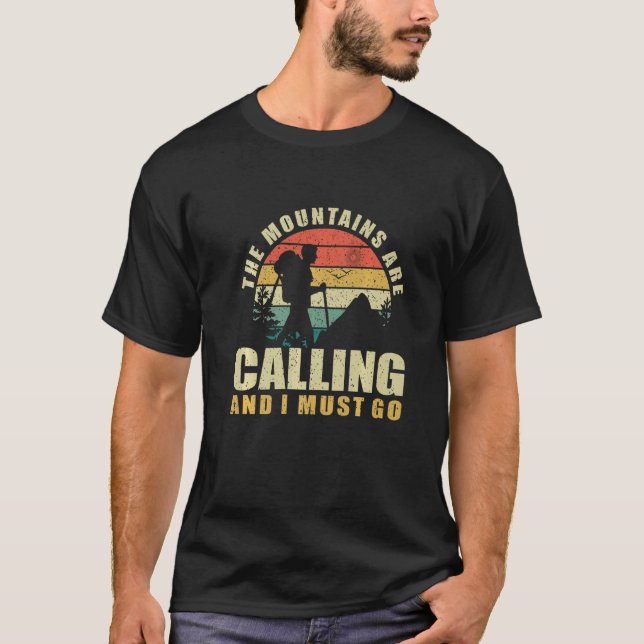 Camiseta The Mountains Are Calling And I Must Go. Hiking Pr (Anverso)