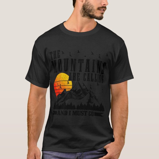 Camiseta The Mountains Are Calling I Must Go Hiking Camping (Anverso)
