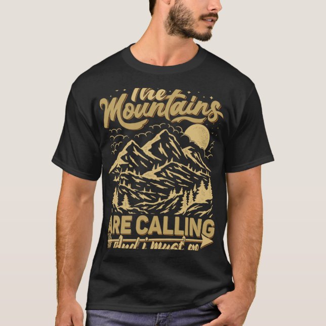 Camiseta The Mountains Are Calling & I Must Go  Mountains Q (Anverso)