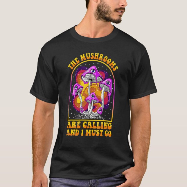 Camiseta The Mushrooms Are Calling I Must Go Mycologist Gif (Anverso)