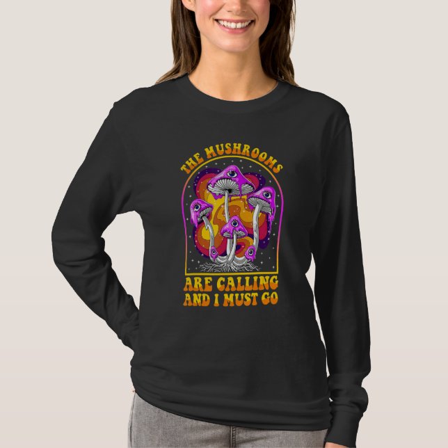 Camiseta The Mushrooms Are Calling I Must Go Mycologist Gif (Anverso)