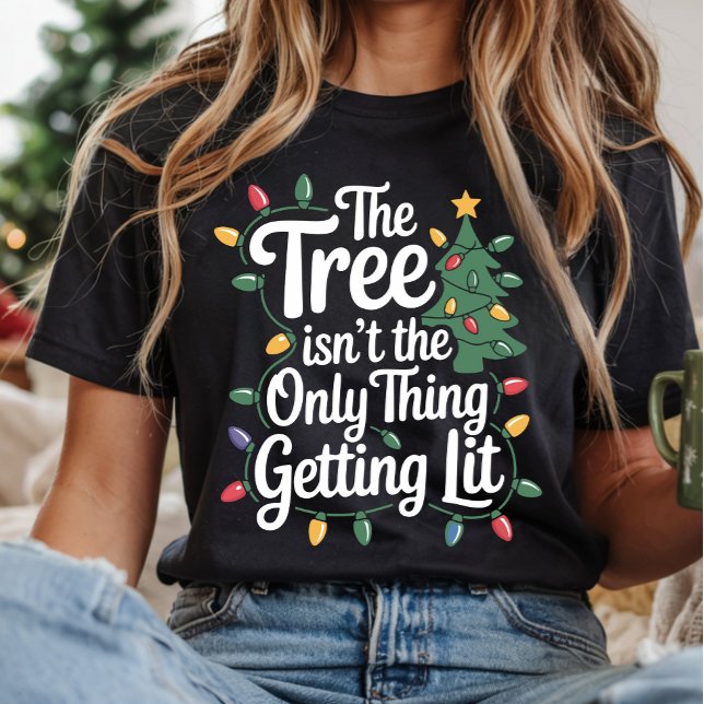 Camiseta The Tree Isnt The Only Thing Getting Lit This Year (Subido por el creador)