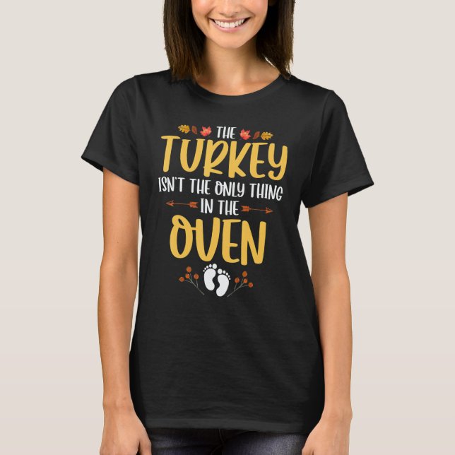 Camiseta The Turkey Isnt The Only Thing In The Oven Mom Gen (Anverso)