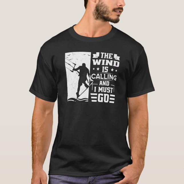 Camiseta The Wind Is Calling And I Must Go Kite  Kitesurfer (Anverso)