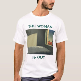 Camiseta The woman is out
